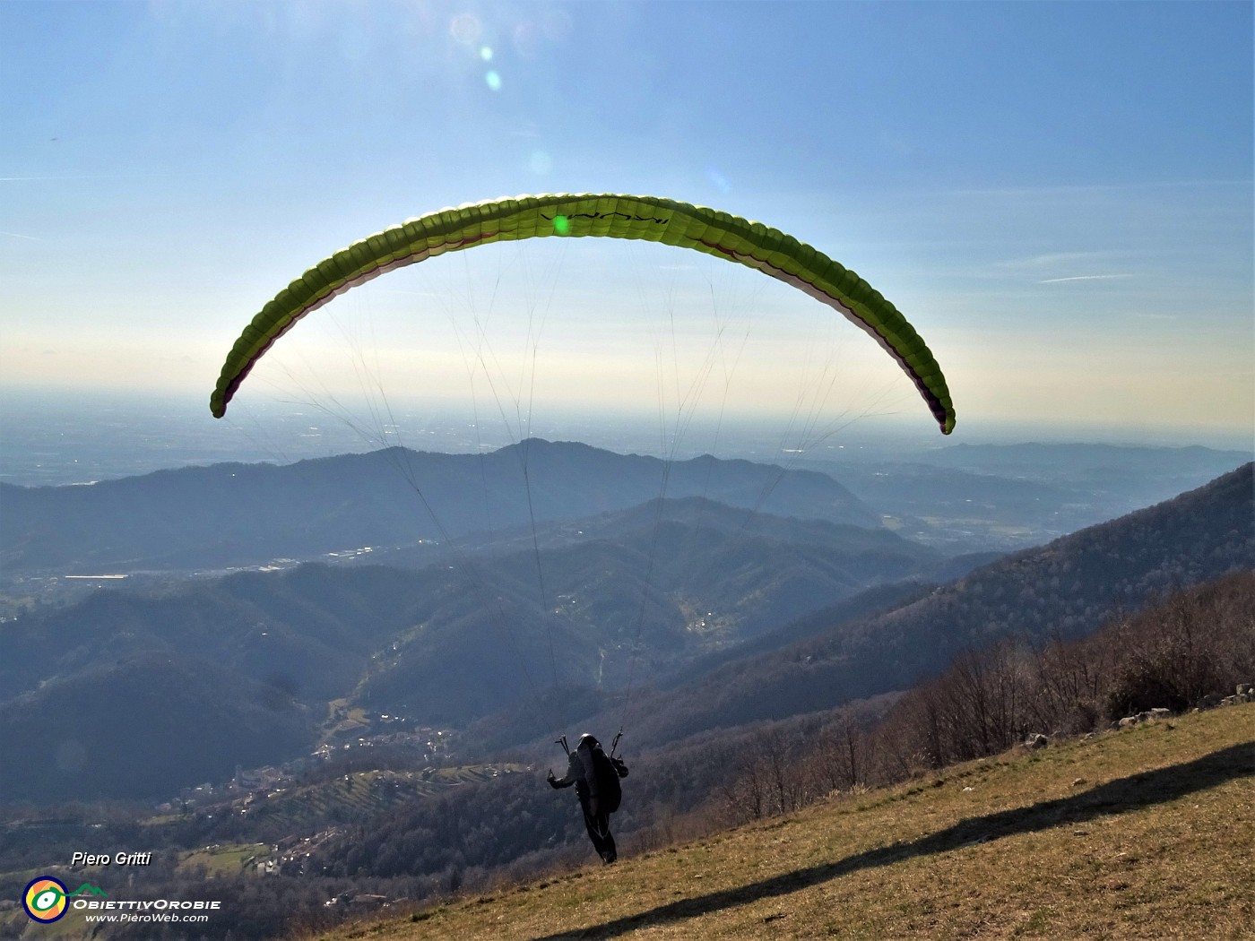 01 Parapendio prende il volo dalla radura prativa iniziale sul sentiero 571 di salita dalla Roncola al Linzone.JPG -                                